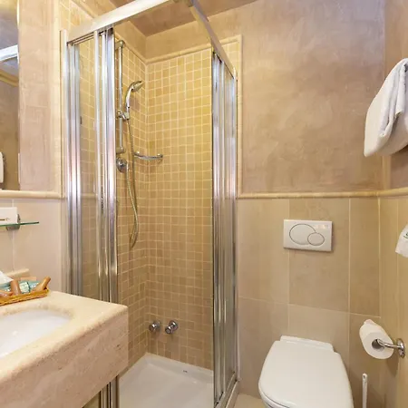 Готель Nuova Sabrina Марина-ді-П'єтразанта