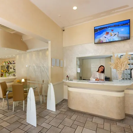 Nuova Sabrina Марина-ді-П'єтразанта