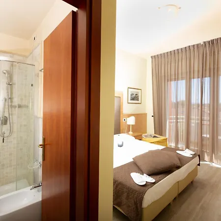 Nuova Sabrina 3* Марина-ді-П'єтразанта