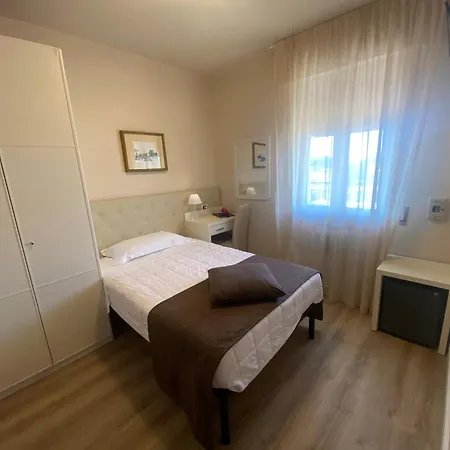 Nuova Sabrina Марина-ді-П'єтразанта